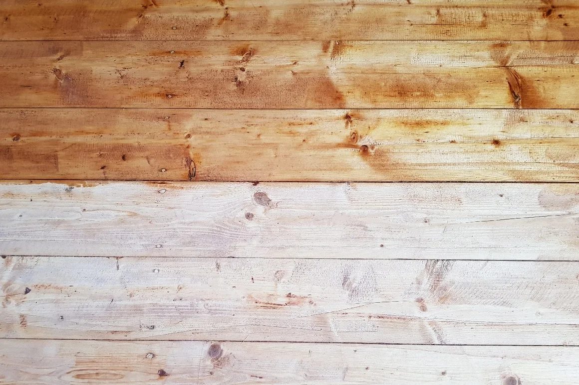 Holzdielen halb gestrichen